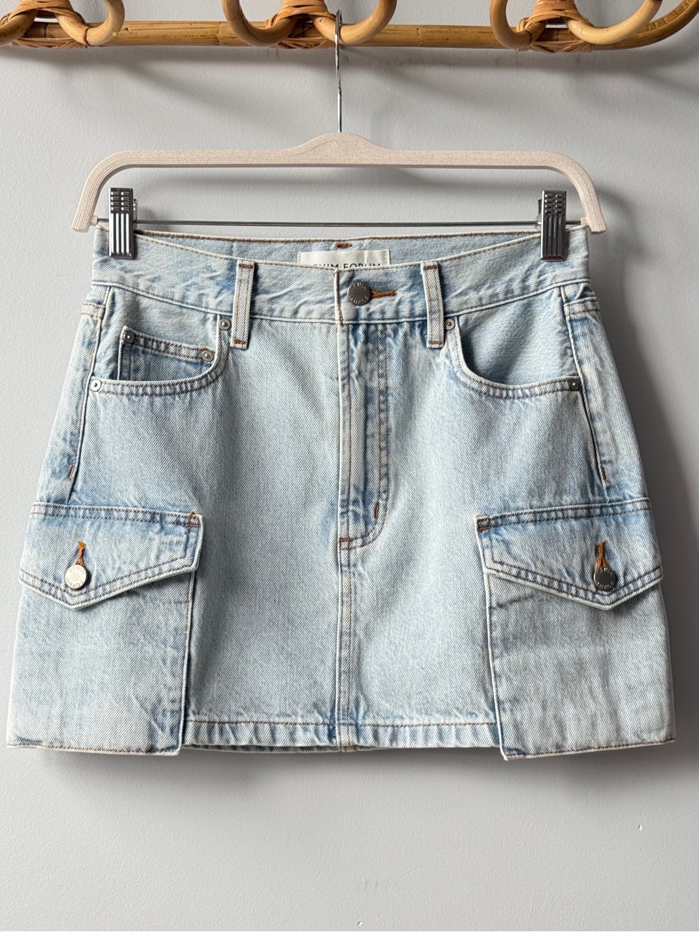Denim Forum Aritzia The '90S Mid-Rise Cargo Mini
Skirt Light Wash 24